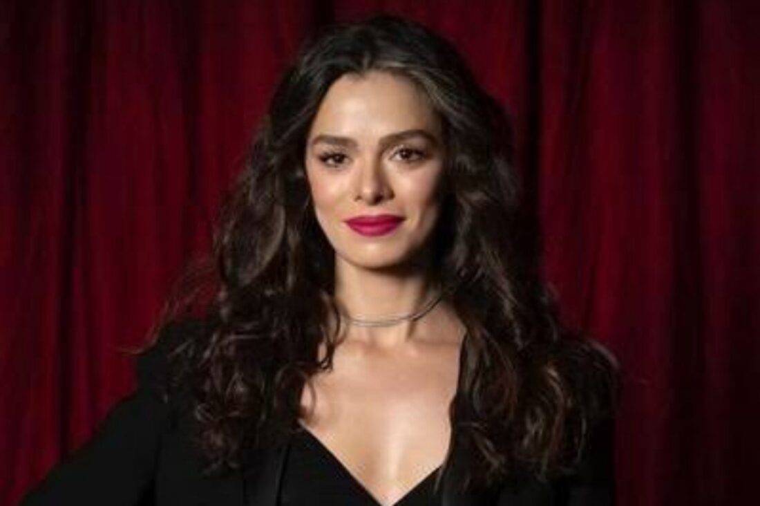 Bahar deslumbrante ao lado de Arif no casamento falso de Ceyda em 'Força de Mulher'.