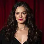 Bahar deslumbrante ao lado de Arif no casamento falso de Ceyda em 'Força de Mulher'.