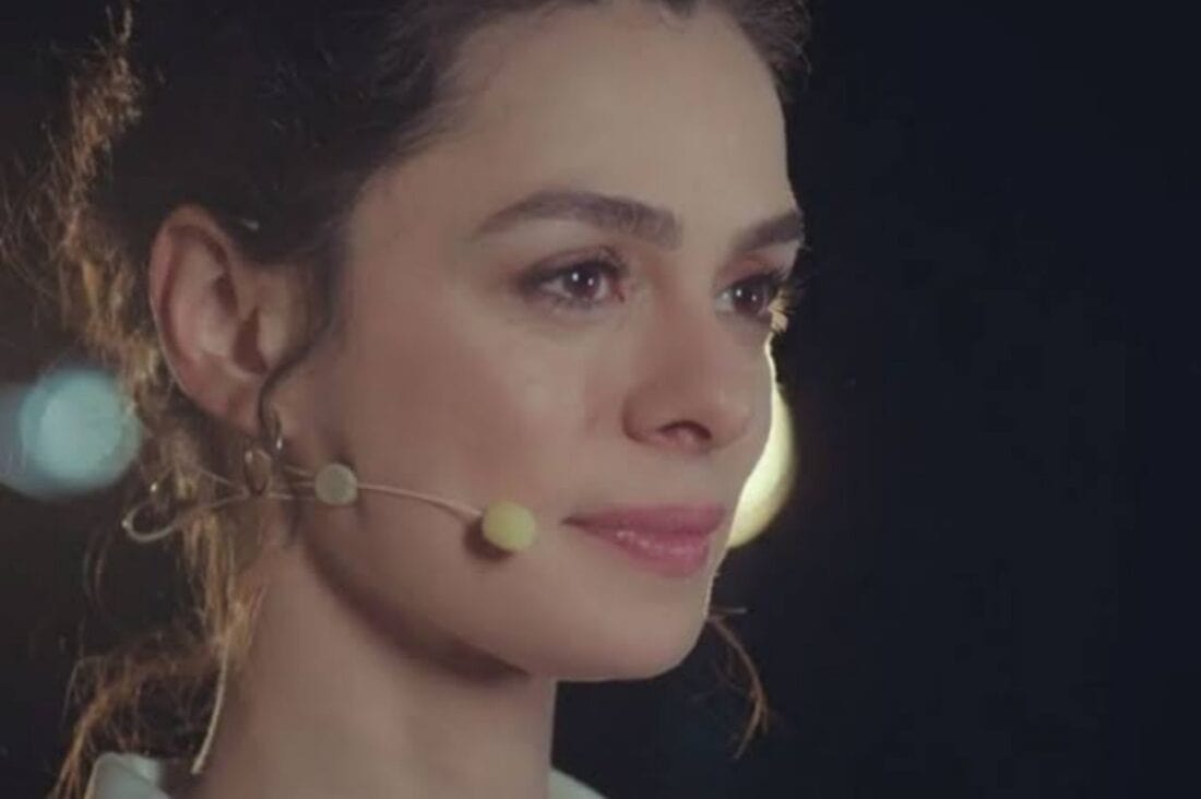 Bahar faz um discurso emocionante agradecendo amigos e familiares