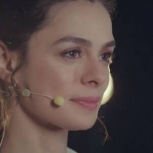 Bahar faz um discurso emocionante agradecendo amigos e familiares