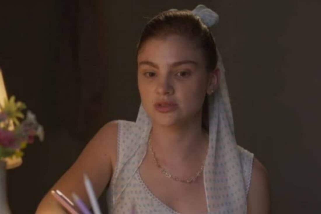 Celeste chorando no quarto após discussão intensa com Raimundo na novela Garota do Momento