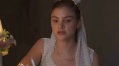 Celeste chorando no quarto após discussão intensa com Raimundo na novela Garota do Momento