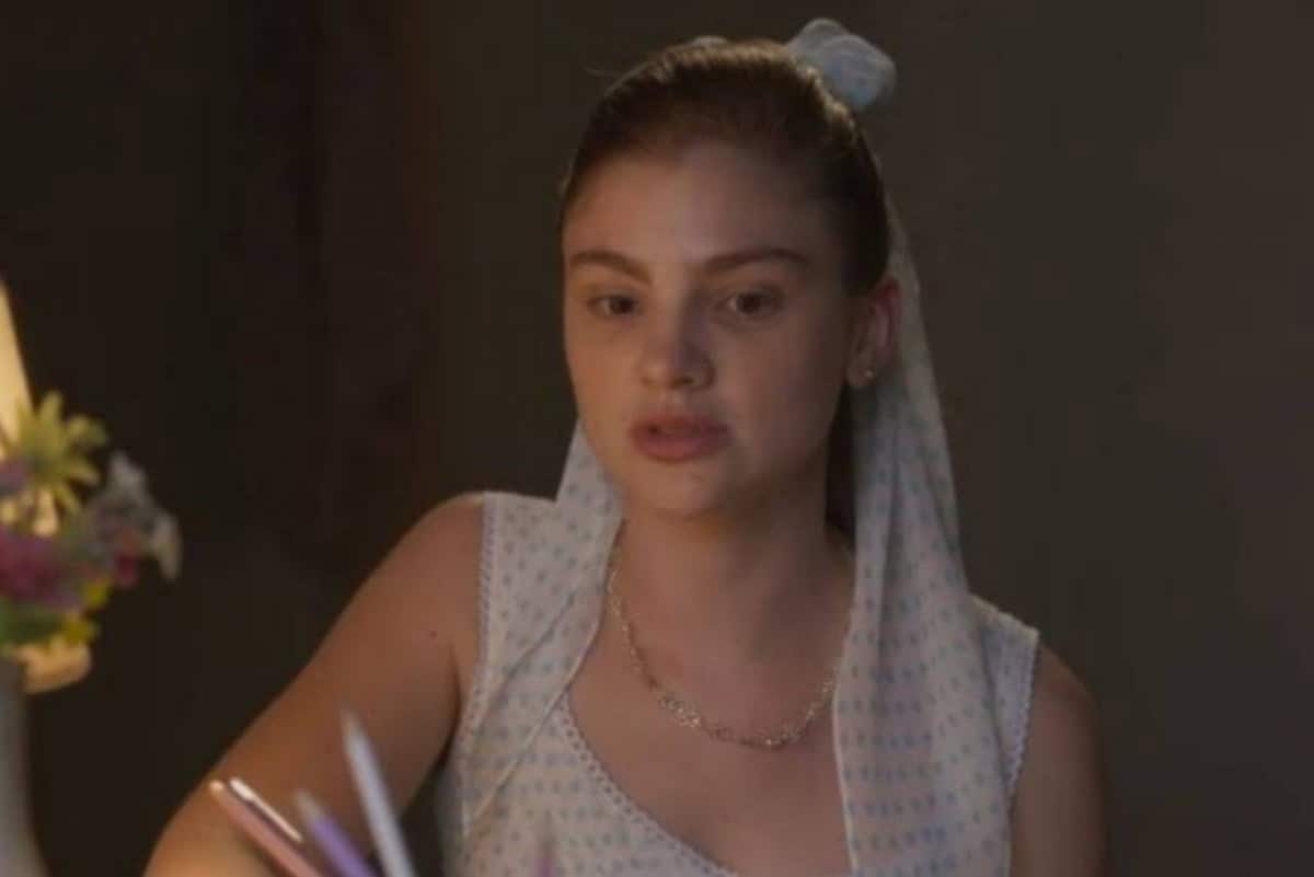 Celeste chorando no quarto após discussão intensa com Raimundo na novela Garota do Momento