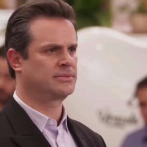 Close-up do rosto de Fausto com expressão de raiva