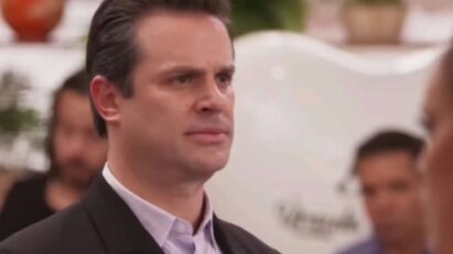 Close-up do rosto de Fausto com expressão de raiva