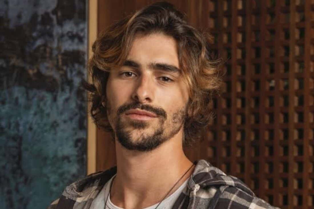 Imagem de Cristiano (Bruno Montaleone) na prisão, símbolo do desaparecimento do personagem na novela "Mania de Você".