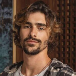 Imagem de Cristiano (Bruno Montaleone) na prisão, símbolo do desaparecimento do personagem na novela "Mania de Você".