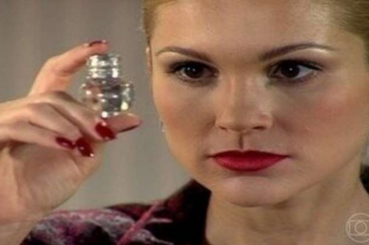 Cristina tenta envenenar Serena durante casamento em Alma Gêmea