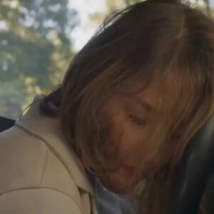 Momento em que Daniela reflete sobre seus sentimentos enquanto dirige