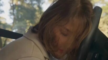 Momento em que Daniela reflete sobre seus sentimentos enquanto dirige