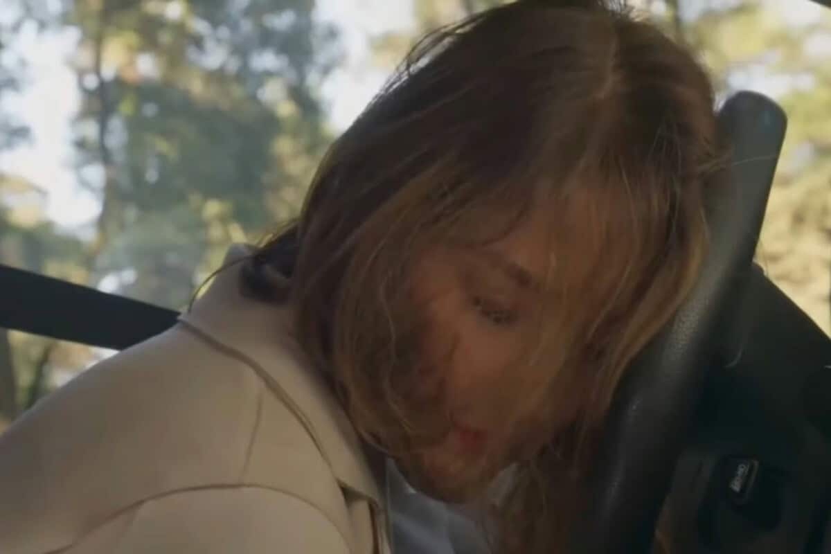 Momento em que Daniela reflete sobre seus sentimentos enquanto dirige