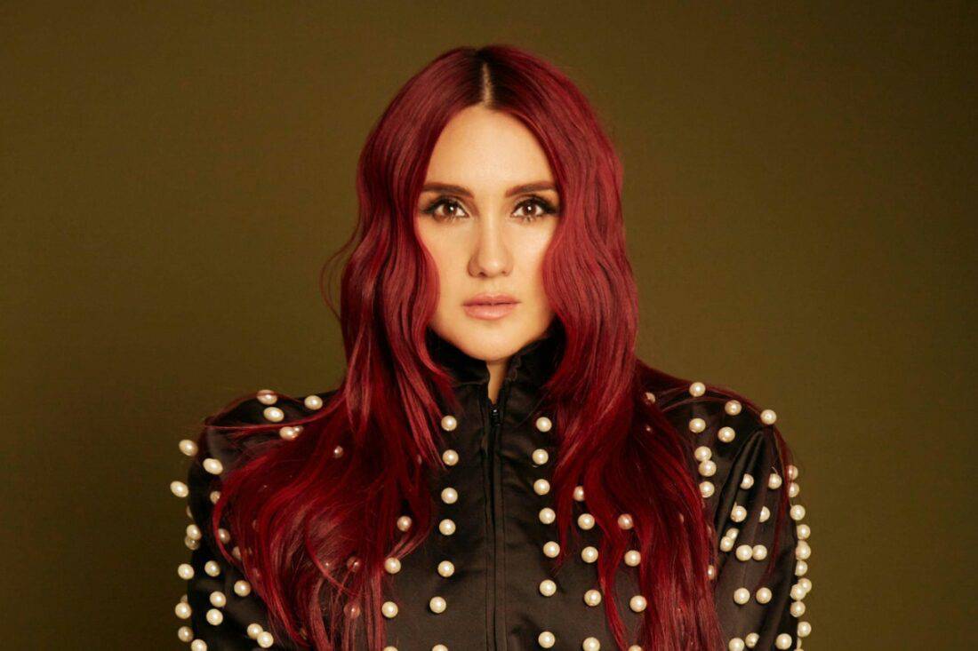 Dulce María anunciando seu retorno à carreira solo com a música 'Ojalá'