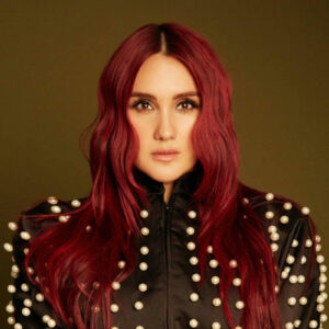 Dulce María anunciando seu retorno à carreira solo com a música 'Ojalá'