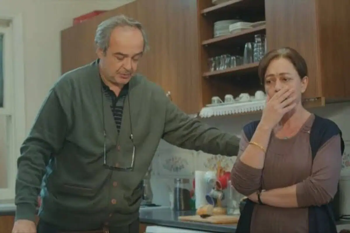 Enver e Hatice em momento emocionante de reconciliação na novela Força de Mulher