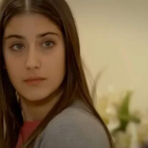 Feriha e Emir discutem na sala, em um momento de tensão emocional