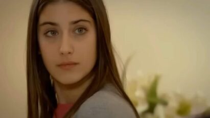 Feriha e Emir discutem na sala, em um momento de tensão emocional