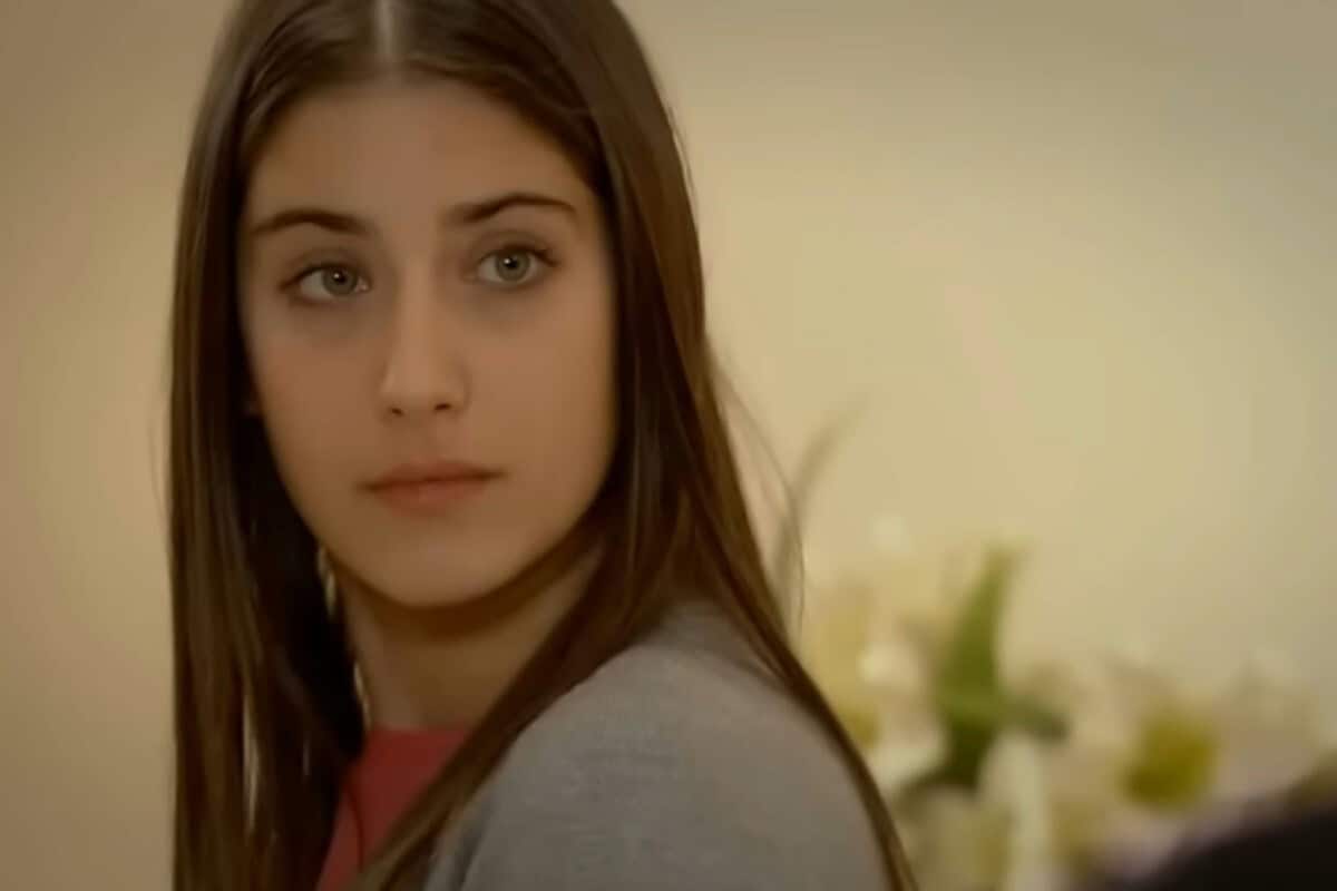 Feriha e Emir discutem na sala, em um momento de tensão emocional