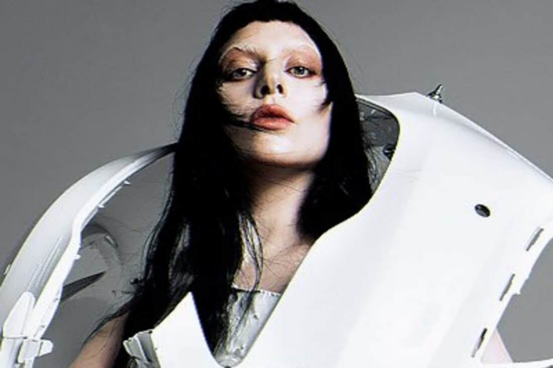 Foto de Lady Gaga em uma performance icônica no palco