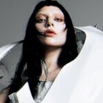 Foto de Lady Gaga em uma performance icônica no palco