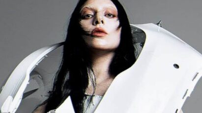 Foto de Lady Gaga em uma performance icônica no palco