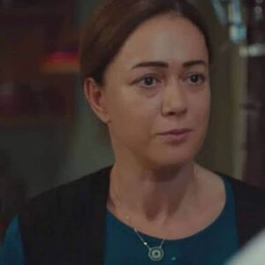 Hatice em cena revelando segredo para salvar a vida de sua filha Bahar em Força de Mulher