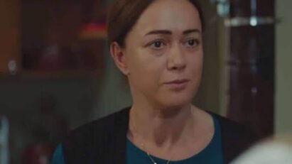 Hatice em cena revelando segredo para salvar a vida de sua filha Bahar em Força de Mulher
