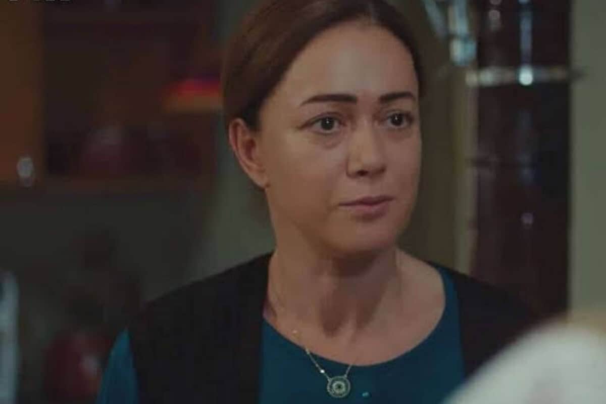 Hatice em cena revelando segredo para salvar a vida de sua filha Bahar em Força de Mulher