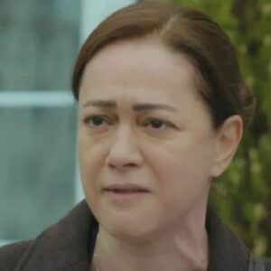 Hatice preocupada conversando com a filha