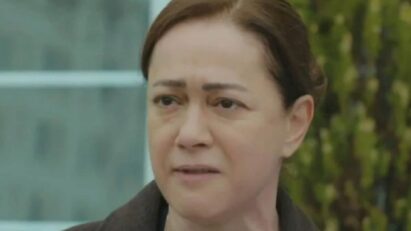 Hatice preocupada conversando com a filha