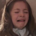 Isabela chora ao descobrir que é adotado na novela "Meu Caminho é Te Amar".