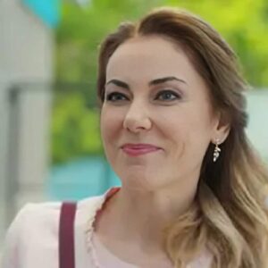 Julide e Suat em uma discussão intensa em 'Força de Mulher