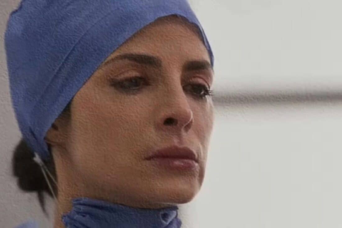 Karen em 'Meu Caminho é Te Amar', observando Isabela na UTI com um olhar de desprezo, prepara a desconectar os aparelhos da menina.”