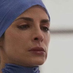 Karen em 'Meu Caminho é Te Amar', observando Isabela na UTI com um olhar de desprezo, prepara a desconectar os aparelhos da menina.”