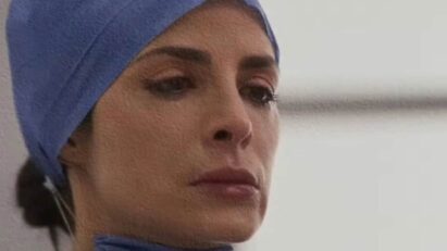 Karen em 'Meu Caminho é Te Amar', observando Isabela na UTI com um olhar de desprezo, prepara a desconectar os aparelhos da menina.”