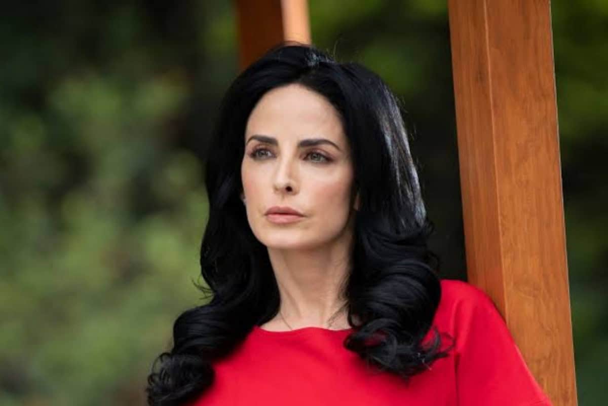 Karen revela em pensamento sua intenção de destruir a família de Daniela em Meu Caminho é Te Amar