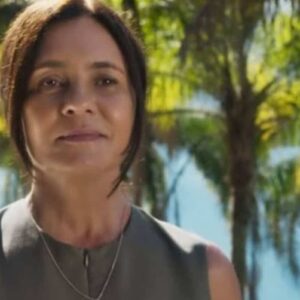 Mércia e Volney trocam olhares em 'Mania de Você', dando início a um romance secreto