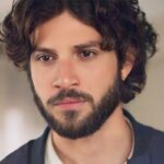 Imagem de Mavi (Chay Suede) com expressão sombria, representando o vilão em seu plano de vingança contra Viola na novela Mania de Você.