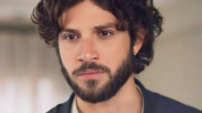 Imagem de Mavi (Chay Suede) com expressão sombria, representando o vilão em seu plano de vingança contra Viola na novela Mania de Você.