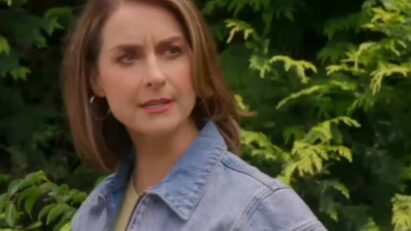 Daniela olhando séria para Memo em cena tensa.