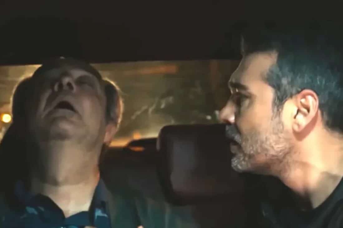 Momento em que Sarp ajuda Enver após desmaio durante a fuga
