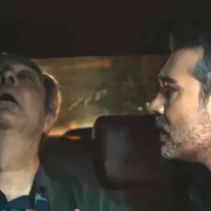 Momento em que Sarp ajuda Enver após desmaio durante a fuga