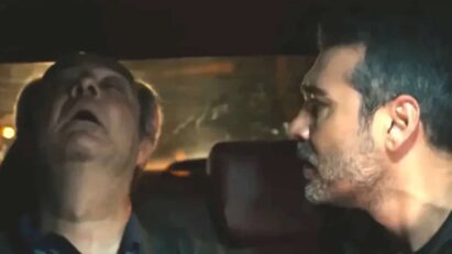 Momento em que Sarp ajuda Enver após desmaio durante a fuga