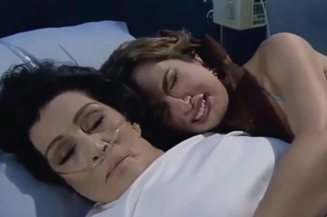 Regina ao lado de sua mãe, dona Carla, no hospital em Quando Me Apaixono