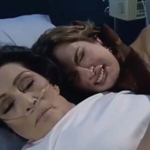 Regina ao lado de sua mãe, dona Carla, no hospital em Quando Me Apaixono