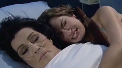 Regina ao lado de sua mãe, dona Carla, no hospital em Quando Me Apaixono