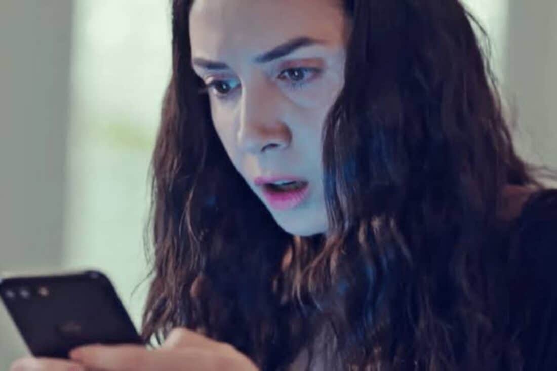 Piril chorando ao telefone com Suat; Bahar criando perfil no Instagram ao lado dos filhos