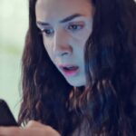 Piril chorando ao telefone com Suat; Bahar criando perfil no Instagram ao lado dos filhos