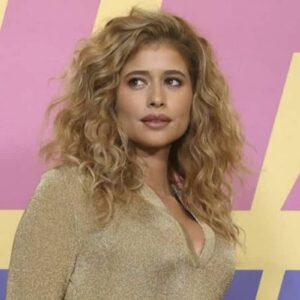 Roxelle apresentando Gigi como seu namorado falso