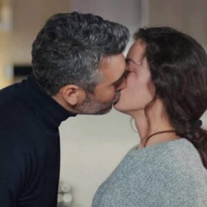 Bahar e Sarp em um momento feliz antes da tragédia na novela turca