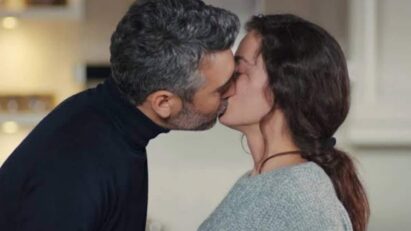 Bahar e Sarp em um momento feliz antes da tragédia na novela turca